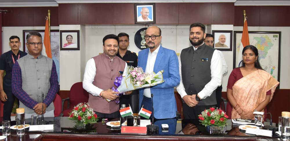 राज्यपाल रमेन डेका से आज रोटरी क्लब ग्रेटर रायपुर के सदस्यों ने लोक भवन में सौजन्य मुलाकात एवं चर्चा की। राज्यपाल ने उन्हें समाज हित से जुडे़ विभिन्न विषयों पर मार्गदर्शन दिया। राज्यपाल रमेन डेका से आज रोटरी क्लब ग्रेटर रायपुर के सदस्यों ने लोक भवन में सौजन्य मुलाकात एवं चर्चा की। राज्यपाल ने उन्हें समाज हित से जुडे़ विभिन्न विषयों पर मार्गदर्शन दिया।
