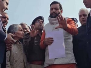 खादी को बढ़ावा देने की पहल, मुख्यमंत्री सैनी ने लाभार्थियों को सौंपी बी-बॉक्स और मशीनें खादी को बढ़ावा देने की पहल, मुख्यमंत्री सैनी ने लाभार्थियों को सौंपी बी-बॉक्स और मशीनें
