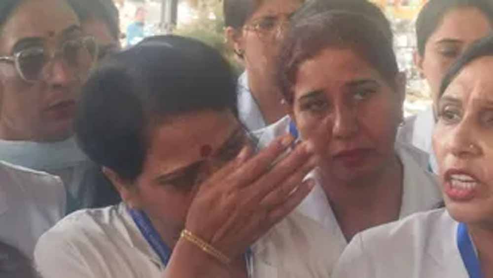 कुरुक्षेत्र के LNJP अस्पताल में विवाद गहराया, चेयरपर्सन के बयान से नाराज नर्सों का विरोध कुरुक्षेत्र के LNJP अस्पताल में विवाद गहराया, चेयरपर्सन के बयान से नाराज नर्सों का विरोध
