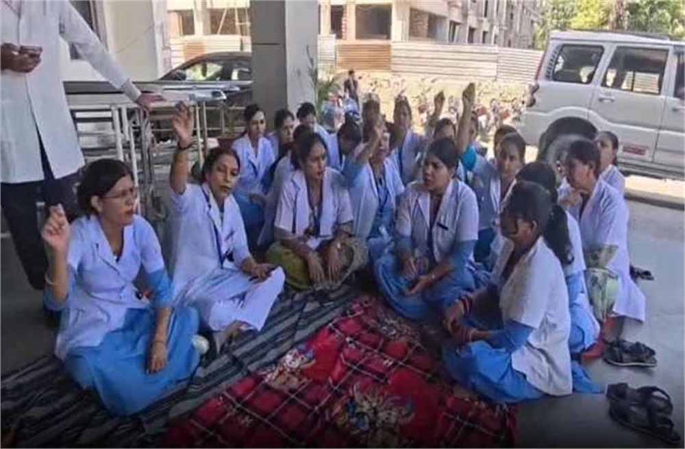 Sirsa News: रेणू भाटिया के बयान पर भड़के स्वास्थ्य कर्मी, नर्सिंग स्टाफ के समर्थन में किया विरोध