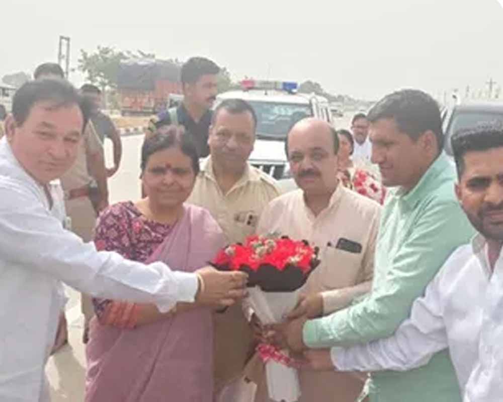 मानवता की मिसाल: डॉ. अर्चना गुप्ता ने सड़क पर घायल युवक की बचाई जान, अस्पताल पहुंचाया