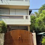 गिरिबाला के घर चोरों का धावा, पुलिस की मौजूदगी भांपकर मौके से भागे आरोपी