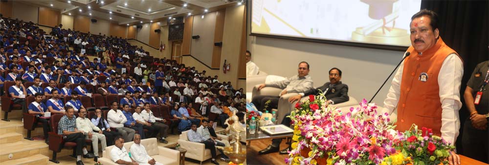संत शिरोमणि रविदास ग्लोबल स्किल्स पार्क में मई-2025 बैच का वैलेडिक्टरी समारोह में प्रशिक्षणार्थियों को वितरित किए सर्टिफिकेट संत शिरोमणि रविदास ग्लोबल स्किल्स पार्क में मई-2025 बैच का वैलेडिक्टरी समारोह में प्रशिक्षणार्थियों को वितरित किए सर्टिफिकेट