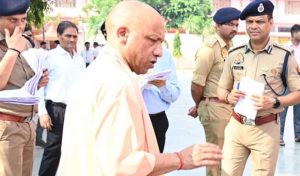 जनता दर्शन में करीब 200 लोगों से मिले सीएम योगी जनता दर्शन में करीब 200 लोगों से मिले सीएम योगी