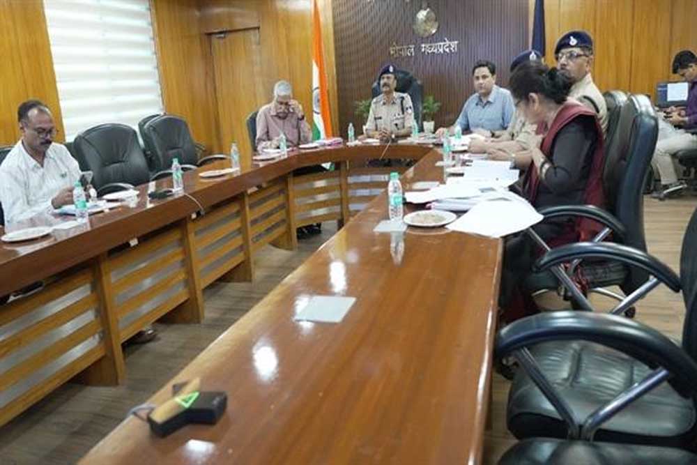कानून-व्यवस्था बनाए रखने के लिए अधिकारियों को सतर्कता और समन्वय के निर्देश कानून-व्यवस्था बनाए रखने के लिए अधिकारियों को सतर्कता और समन्वय के निर्देश