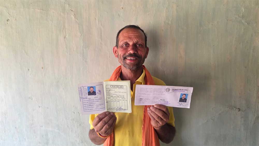खेत में बैल चराते समय दर्ज कराई शिकायत, प्रशासन ने घर पहुंचकर खुलवाया बैंक खाता और बनवाया किसान क्रेडिट कार्ड खेत में बैल चराते समय दर्ज कराई शिकायत, प्रशासन ने घर पहुंचकर खुलवाया बैंक खाता और बनवाया किसान क्रेडिट कार्ड
