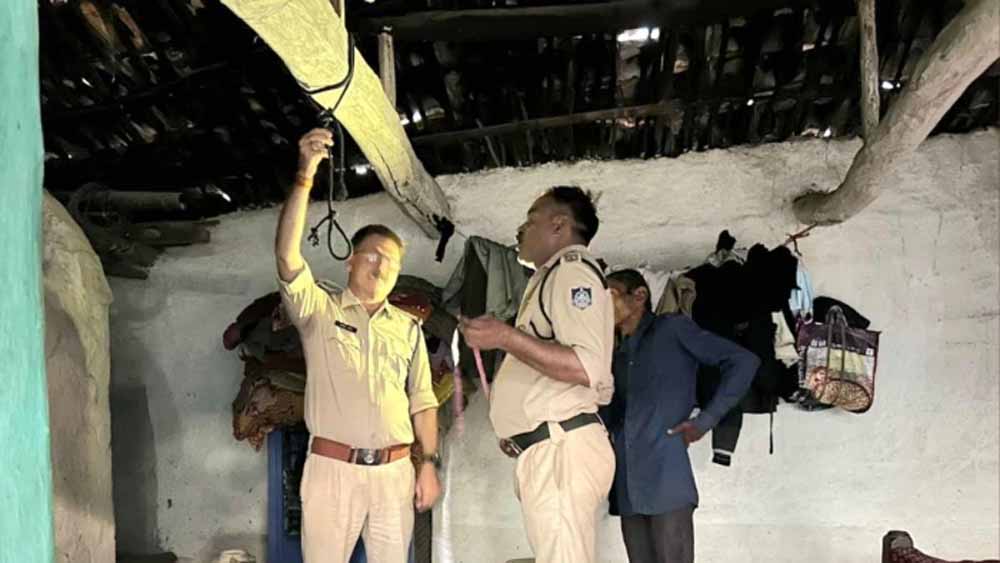रायसेन के एक इलाके में लगातार मौतों से सनसनी, 10 दिनों में तीन युवाओं की आत्महत्या रायसेन के एक इलाके में लगातार मौतों से सनसनी, 10 दिनों में तीन युवाओं की आत्महत्या