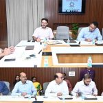 सभी सरकारी स्कूलों में बच्चों को मिले नियमित गरम भोजन