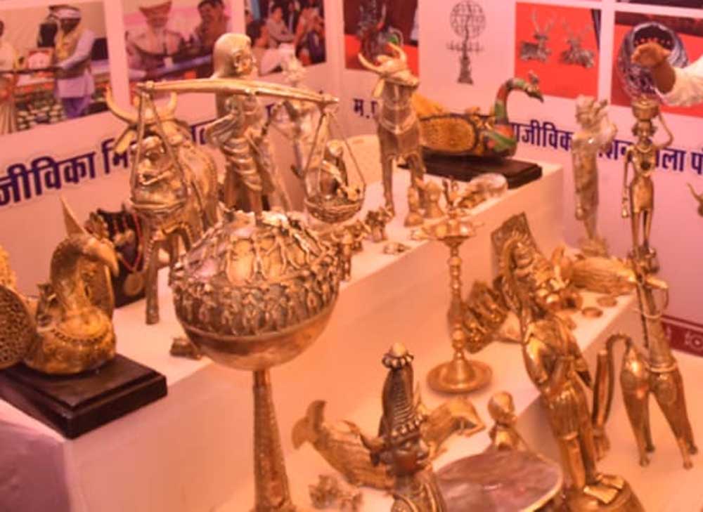 राष्ट्रपति ने प्रदर्शनी स्टॉल में प्रदर्शित उत्पादों का किया अवलोकन