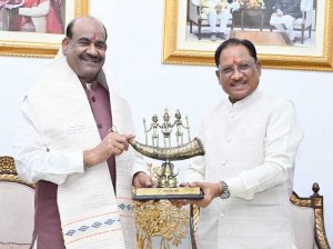 मुख्यमंत्री  विष्णुदेव साय ने शॉल, स्मृति-चिन्ह एवं बस्तर दशहरा पर आधारित कॉफी टेबल बुक भेंट कर किया स्वागत