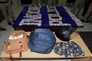 22 लाख 60 हजार रुपए नगद, लूट की रकम से खरीदी गई कार एवं अन्य सामग्री जप्त