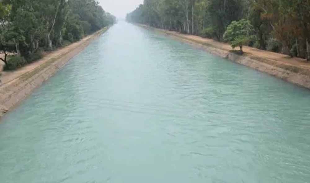 नदियों का रास्ता बदलने से बढ़ी चिंता, अवैध खनन के बीच SYL मुद्दा फिर गरमाया नदियों का रास्ता बदलने से बढ़ी चिंता, अवैध खनन के बीच SYL मुद्दा फिर गरमाया