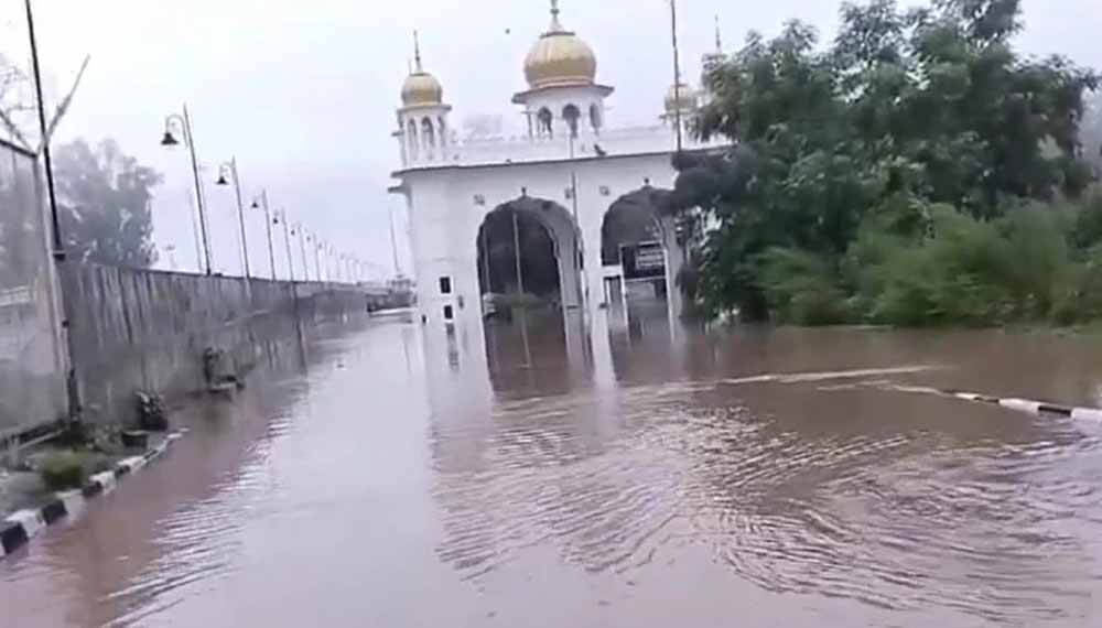 नहर टूटने से गुरदासपुर में हाहाकार, कई घर जलमग्न; बाढ़ जैसे बने हालात नहर टूटने से गुरदासपुर में हाहाकार, कई घर जलमग्न; बाढ़ जैसे बने हालात