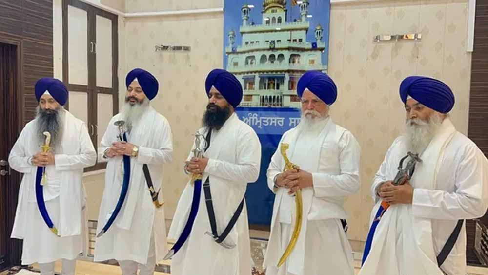 अकाल तख्त के समक्ष बेअदबी कानून पर सुनवाई, नंगे पैर पहुंचे पंजाब सरकार के मंत्री और विधायक