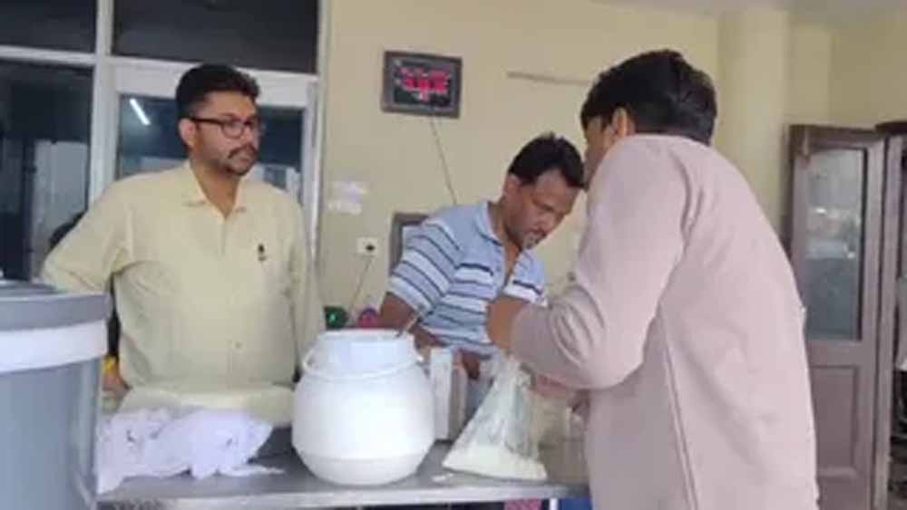दूध-दही और पनीर की गुणवत्ता पर सख्ती, अमृतसर में डेयरियों पर फूड सेफ्टी विभाग की कार्रवाई