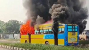 80 यात्रियों से भरी बस में अचानक भड़की आग, लुधियाना में अफरा-तफरी का माहौल 80 यात्रियों से भरी बस में अचानक भड़की आग, लुधियाना में अफरा-तफरी का माहौल