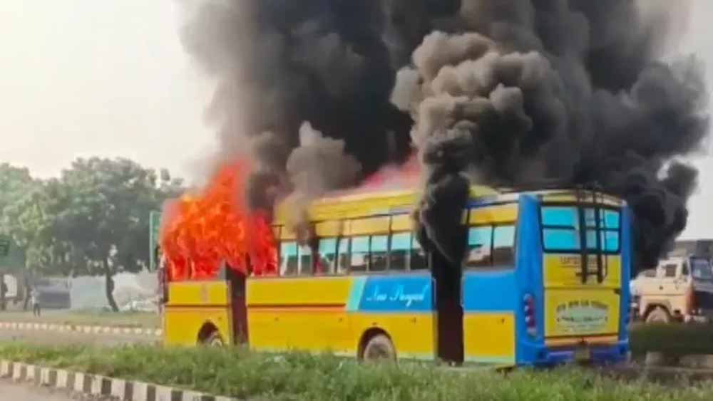 80 यात्रियों से भरी बस में अचानक भड़की आग, लुधियाना में अफरा-तफरी का माहौल