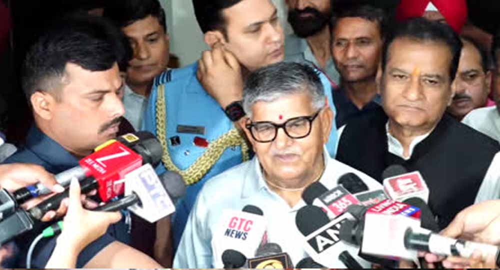 स्कूल पहुंचे चंडीगढ़ के प्रशासक, मलोया में पैरेंट्स ने शिकायतों की लगा दी झड़ी