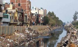 बाढ़ के खतरे को रोकने की तैयारी, मानसून से पहले नालों से निकाली जा रही गाद