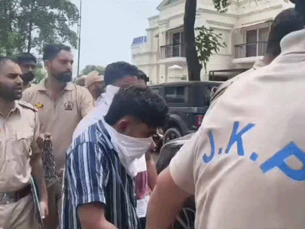 जम्मू-कश्मीर और पंजाब पुलिस की बड़ी रेड, हथियार व ड्रग्स के साथ 2 आरोपी दबोचे गए जम्मू-कश्मीर और पंजाब पुलिस की बड़ी रेड, हथियार व ड्रग्स के साथ 2 आरोपी दबोचे गए