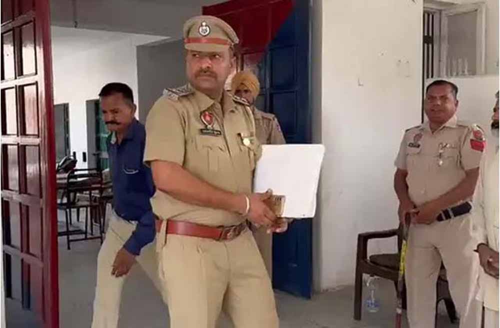 महिला कोऑर्डिनेटर के साथ कथित मारपीट, BJP पार्षद सहित 4 के खिलाफ मामला दर्ज महिला कोऑर्डिनेटर के साथ कथित मारपीट, BJP पार्षद सहित 4 के खिलाफ मामला दर्ज