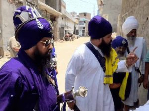 सिख धर्म के खिलाफ कथित टिप्पणी पर लुधियाना में निहंग सिंहों का प्रदर्शन, सड़क जाम