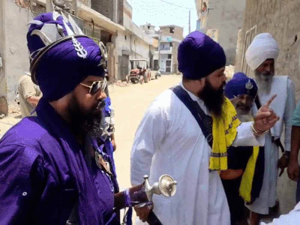 सिख धर्म के खिलाफ कथित टिप्पणी पर लुधियाना में निहंग सिंहों का प्रदर्शन, सड़क जाम