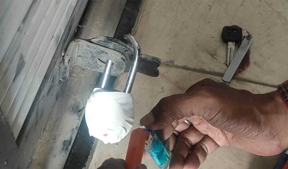 बड़ी प्रशासनिक कार्रवाई: हर्षवर्धन दीक्षित की संपत्तियों पर चला राजस्व विभाग का डंडा, दुकानें कुर्क बड़ी प्रशासनिक कार्रवाई: हर्षवर्धन दीक्षित की संपत्तियों पर चला राजस्व विभाग का डंडा, दुकानें कुर्क