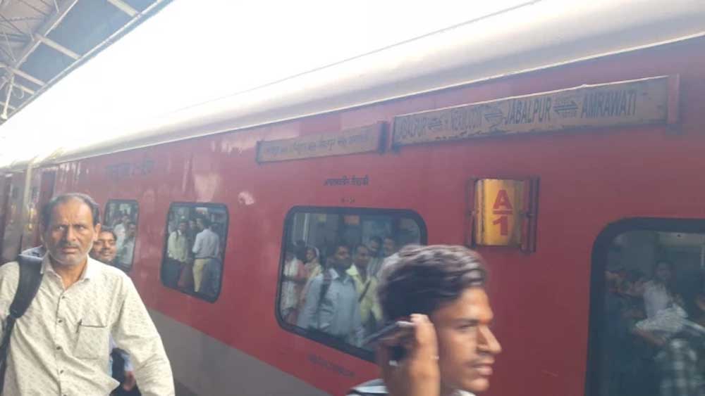 रेलवे की लापरवाही से यात्रियों में भ्रम, अनाउंसमेंट और ट्रेन में निकला अंतर रेलवे की लापरवाही से यात्रियों में भ्रम, अनाउंसमेंट और ट्रेन में निकला अंतर
