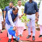 फॉरेस्ट रेस्ट हाउस “राम वाटिका” में स्थापित भगवान  राम की प्रतिमा को नमन कर प्राप्त किया आशीर्वाद