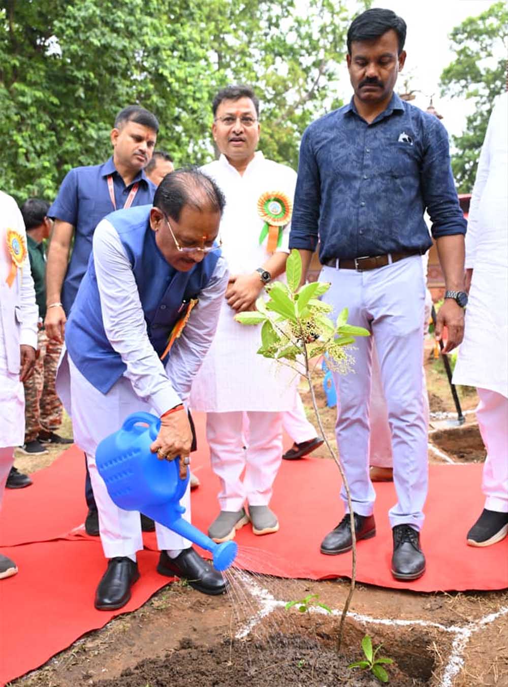 फॉरेस्ट रेस्ट हाउस “राम वाटिका” में स्थापित भगवान  राम की प्रतिमा को नमन कर प्राप्त किया आशीर्वाद