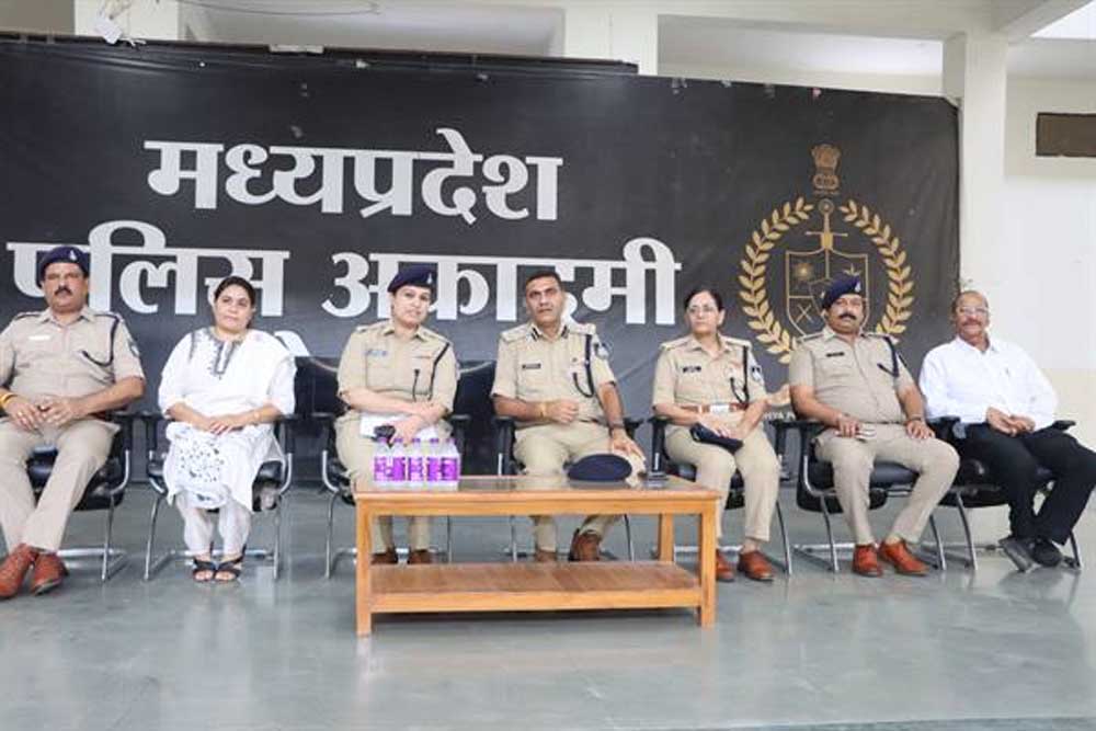 449 महिला एवं 123 पुरुष नव आरक्षक प्राप्त करेंगे आधुनिक पुलिसिंग, कानून, साइबर अपराध एवं जनसेवा आधारित प्रशिक्षण 449 महिला एवं 123 पुरुष नव आरक्षक प्राप्त करेंगे आधुनिक पुलिसिंग, कानून, साइबर अपराध एवं जनसेवा आधारित प्रशिक्षण