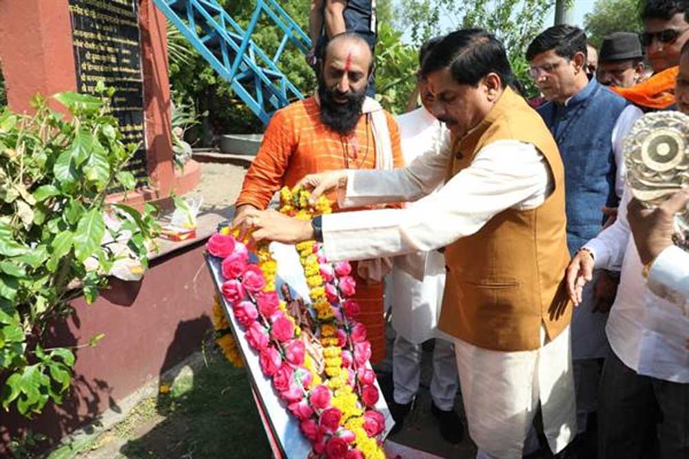 मुख्यमंत्री ने वीरांगना रानी लक्ष्मीबाई के बलिदान दिवस पर इंदौर में किया माल्यार्पण मुख्यमंत्री ने वीरांगना रानी लक्ष्मीबाई के बलिदान दिवस पर इंदौर में किया माल्यार्पण