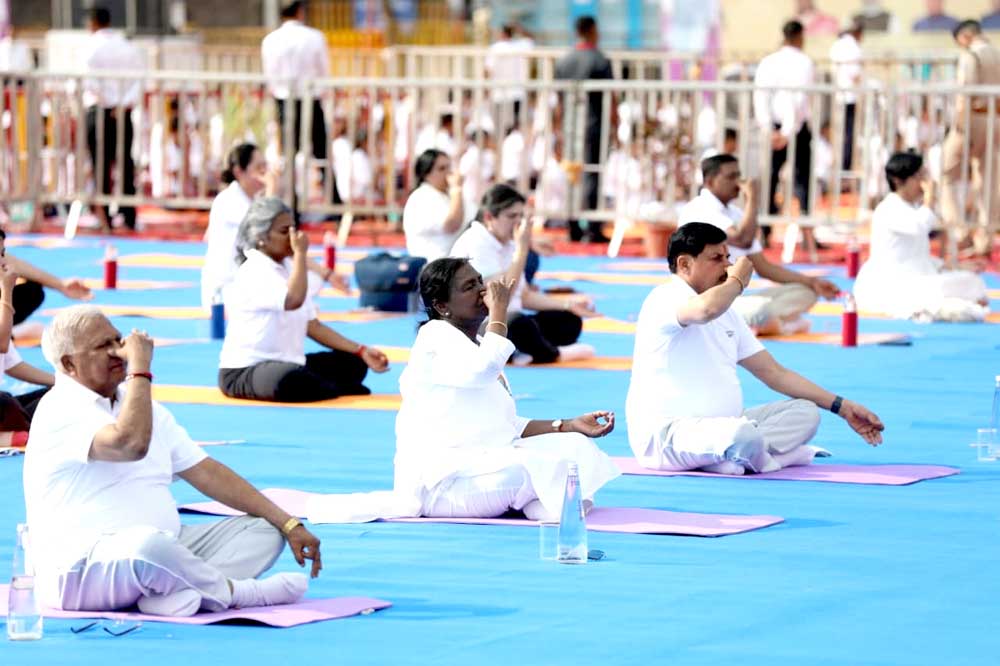 स्वस्थ तन, प्रसन्न मन और योग बने जीवन का धन : राज्यपाल श्री पटेल स्वस्थ तन, प्रसन्न मन और योग बने जीवन का धन : राज्यपाल श्री पटेल