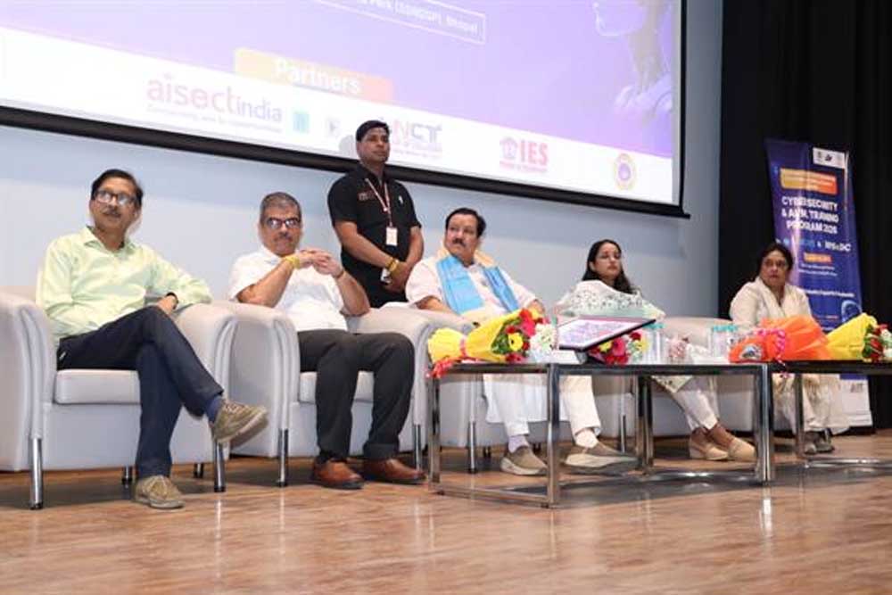 साइबर सिक्योरिटी एवं एआई प्रशिक्षण कार्यक्रम के दूसरे दिन 400 से अधिक विद्यार्थी हुए शामिल साइबर सिक्योरिटी एवं एआई प्रशिक्षण कार्यक्रम के दूसरे दिन 400 से अधिक विद्यार्थी हुए शामिल