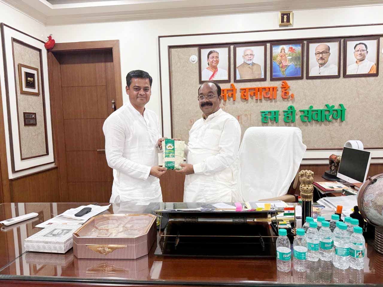महिला स्व-सहायता समूहों की अनूठी पहल, डिप्टी सीएम अरुण साव को भेंट किया गया विशेष चावल महिला स्व-सहायता समूहों की अनूठी पहल, डिप्टी सीएम अरुण साव को भेंट किया गया विशेष चावल