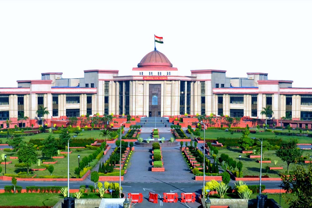 पति की जिम्मेदारी बरकरार: पत्नी ज्यादा कमाती हो तब भी कानूनी और यात्रा खर्च देना होगा