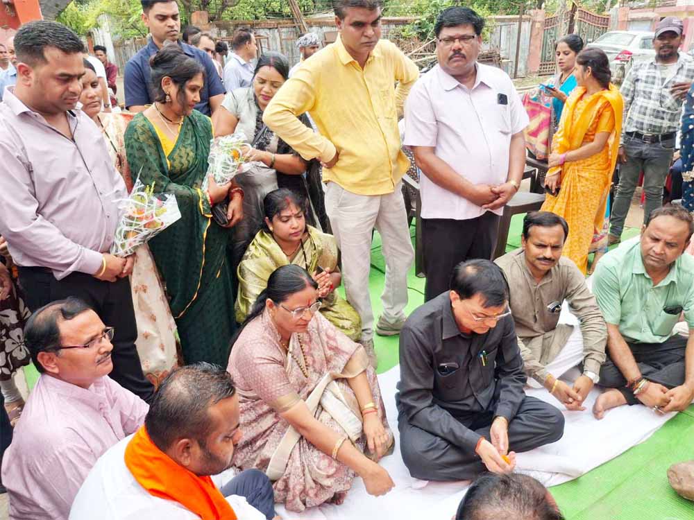 उद्योग मंत्री लखनलाल देवांगन ने सड़क डामरीकरण का कार्य प्रारंभ कराया उद्योग मंत्री लखनलाल देवांगन ने सड़क डामरीकरण का कार्य प्रारंभ कराया