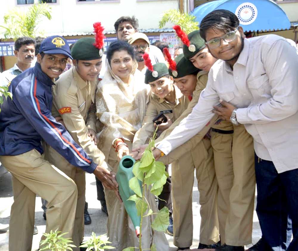 राज्यमंत्री  गौर ने प्रतिमा का अनावरण कर अर्पित की पुष्पांजलि