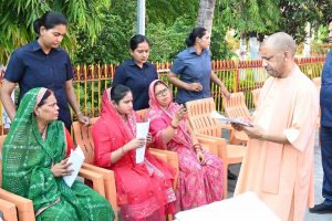 मुख्यमंत्री योगी आदित्यनाथ ने गोरखनाथ मंदिर में किया जनता दर्शन, 200 लोगों की सुनीं समस्याएं