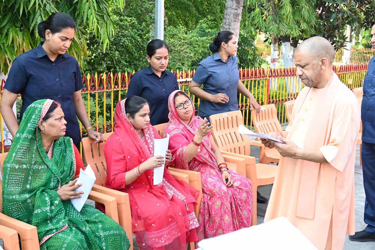 मुख्यमंत्री योगी आदित्यनाथ ने गोरखनाथ मंदिर में किया जनता दर्शन, 200 लोगों की सुनीं समस्याएं