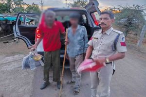 खंडवा के डायल-112 हीरोज रास्ता भटके 80 वर्षीय बुजुर्ग को सुरक्षित परिजनों से मिलाया खंडवा के डायल-112 हीरोज रास्ता भटके 80 वर्षीय बुजुर्ग को सुरक्षित परिजनों से मिलाया