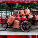 महंगा हुआ LPG, लेकिन भारत अब भी राहत में: पड़ोसी देशों में गैस सिलेंडर की कीमतें चौंकाएंगी