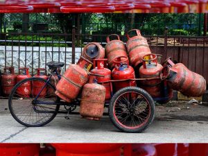 महंगा हुआ LPG, लेकिन भारत अब भी राहत में: पड़ोसी देशों में गैस सिलेंडर की कीमतें चौंकाएंगी