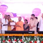 कार्यक्रम था सुबह 10 बजे से लेकिन सात बजे से ही चकरौत पहुंचने लगे लोग कार्यक्रम था सुबह 10 बजे से लेकिन सात बजे से ही चकरौत पहुंचने लगे लोग