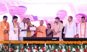 कार्यक्रम था सुबह 10 बजे से लेकिन सात बजे से ही चकरौत पहुंचने लगे लोग कार्यक्रम था सुबह 10 बजे से लेकिन सात बजे से ही चकरौत पहुंचने लगे लोग