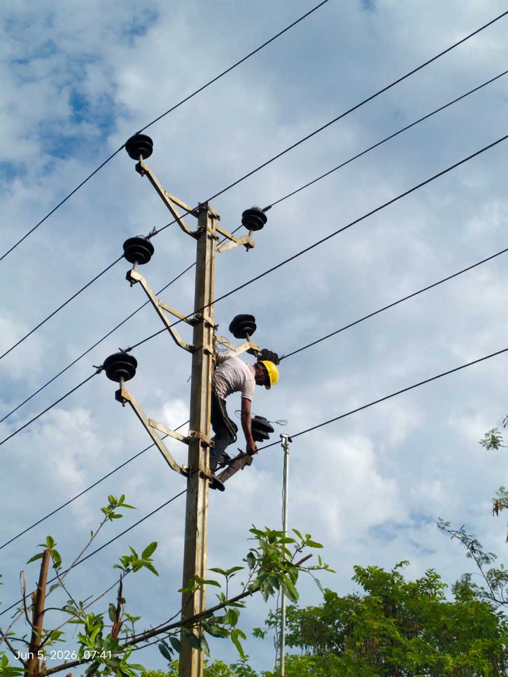 ऊर्जा मंत्री तोमर ने विषम परिस्थितियों में बिजली कार्मिकों द्वारा व्यवधानों के त्वरित निराकरण और उपभोक्ताओं के धैर्य की सराहना की ऊर्जा मंत्री तोमर ने विषम परिस्थितियों में बिजली कार्मिकों द्वारा व्यवधानों के त्वरित निराकरण और उपभोक्ताओं के धैर्य की सराहना की