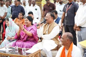 सक्ति जिले के ठठारी गांव पहुंचे मुख्यमंत्री, चौपाल लगाकर सुनी ग्रामीणों की समस्याएं सक्ति जिले के ठठारी गांव पहुंचे मुख्यमंत्री, चौपाल लगाकर सुनी ग्रामीणों की समस्याएं