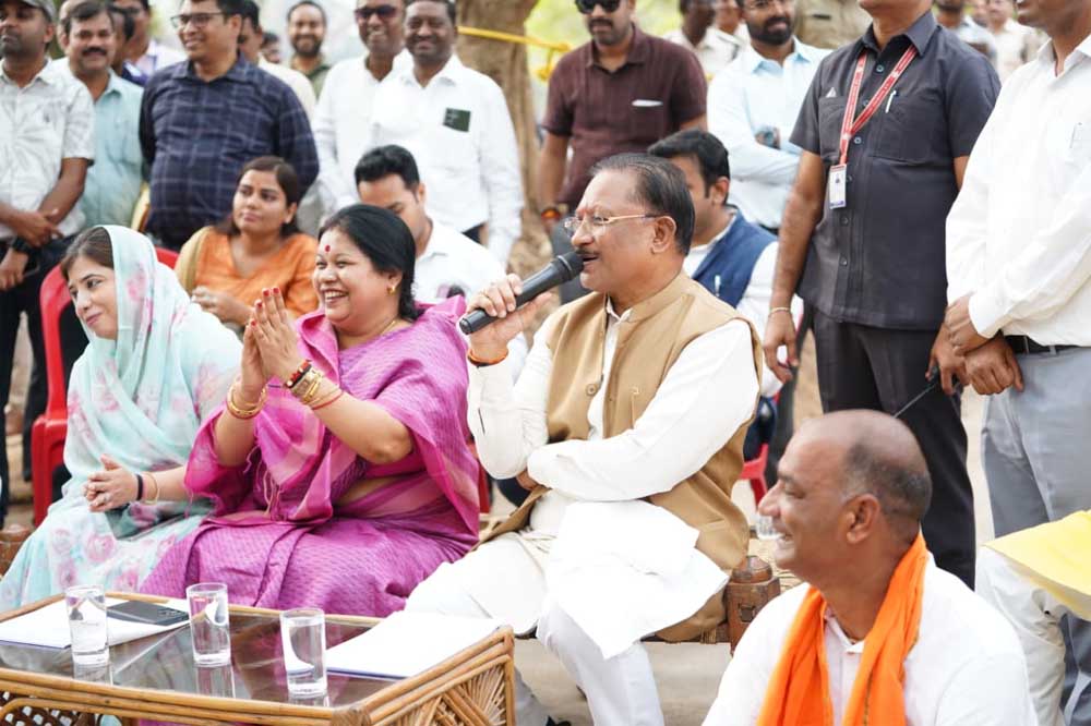 सक्ति जिले के ठठारी गांव पहुंचे मुख्यमंत्री, चौपाल लगाकर सुनी ग्रामीणों की समस्याएं सक्ति जिले के ठठारी गांव पहुंचे मुख्यमंत्री, चौपाल लगाकर सुनी ग्रामीणों की समस्याएं