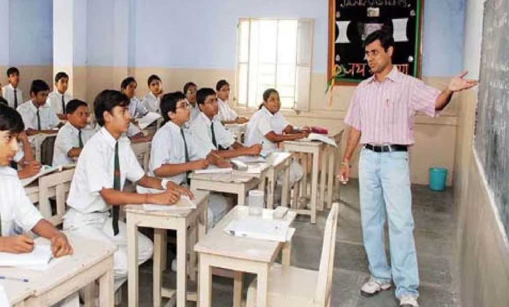 रिटायर्ड शिक्षकों को बड़ी राहत, इंदौर हाईकोर्ट ने 50 दिन की सीमा हटाई; 300 दिन के अर्जित अवकाश का दावा मजबूत